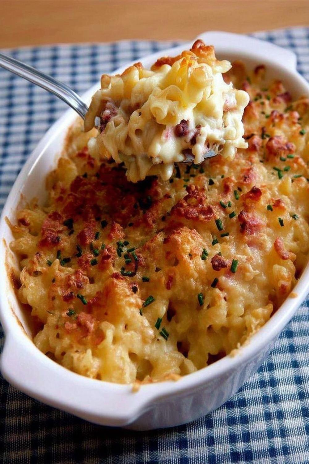 Krämig makaronigratäng med bacon
