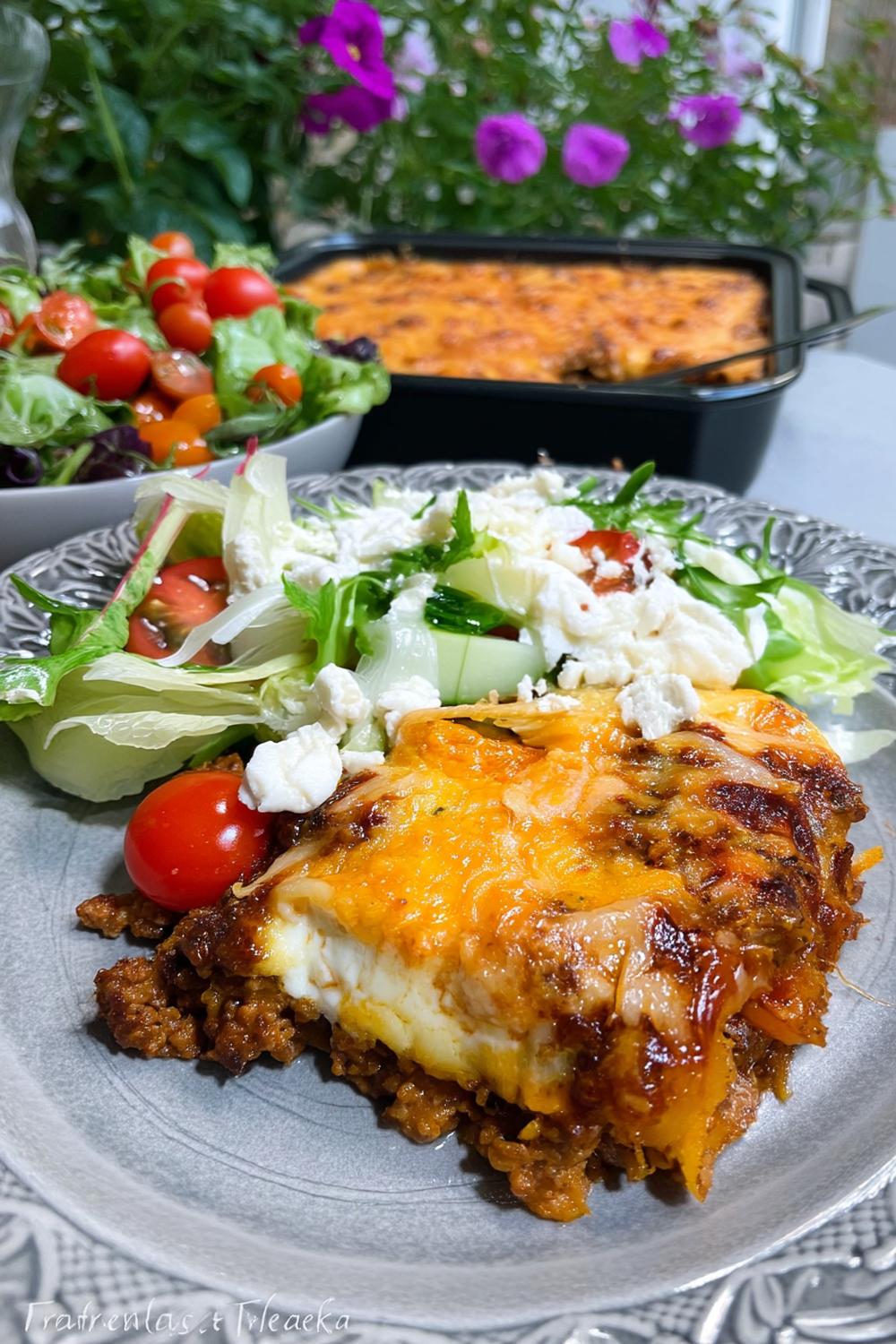 Mustig lasagne med sallad
