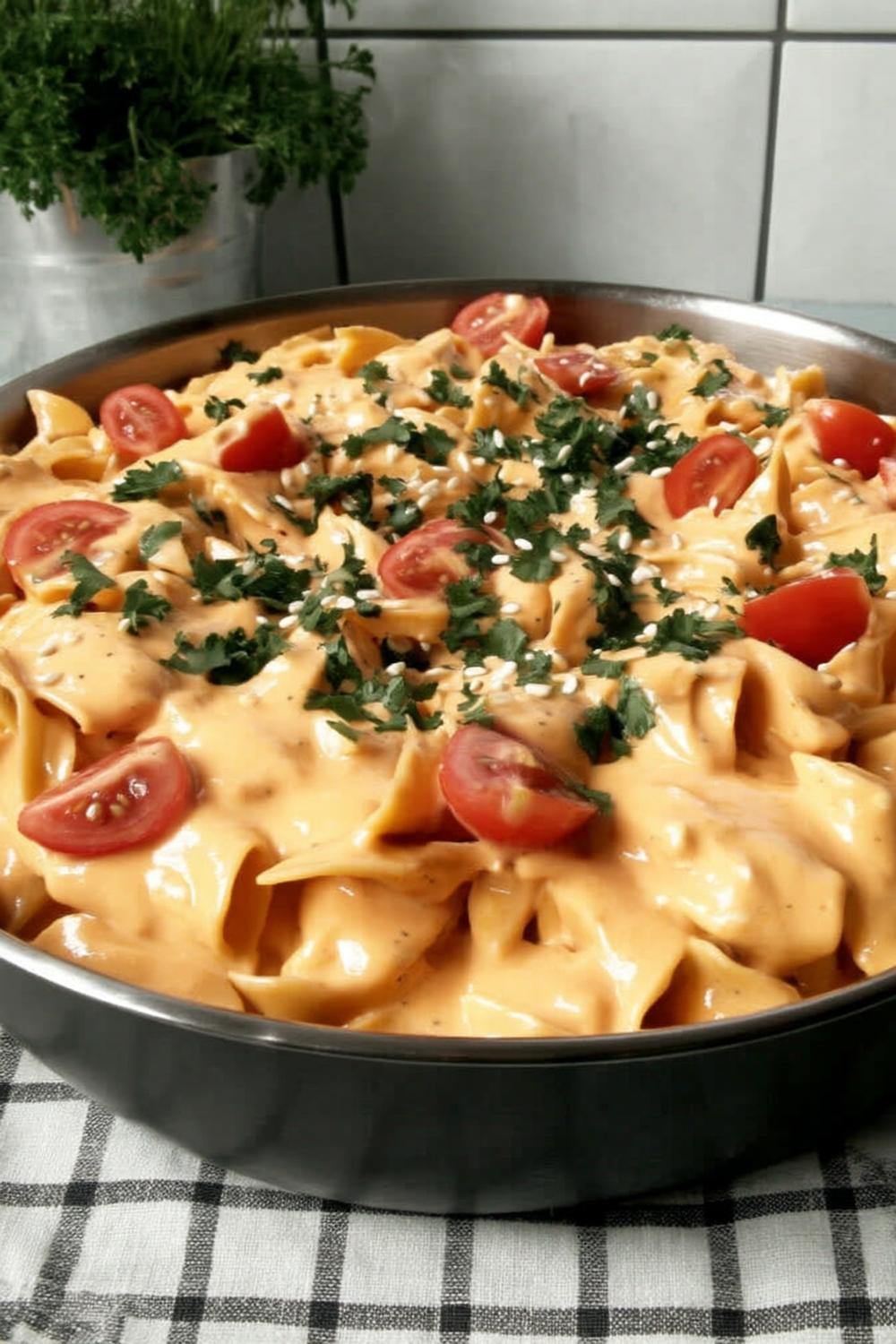 Krämig pasta med tomater