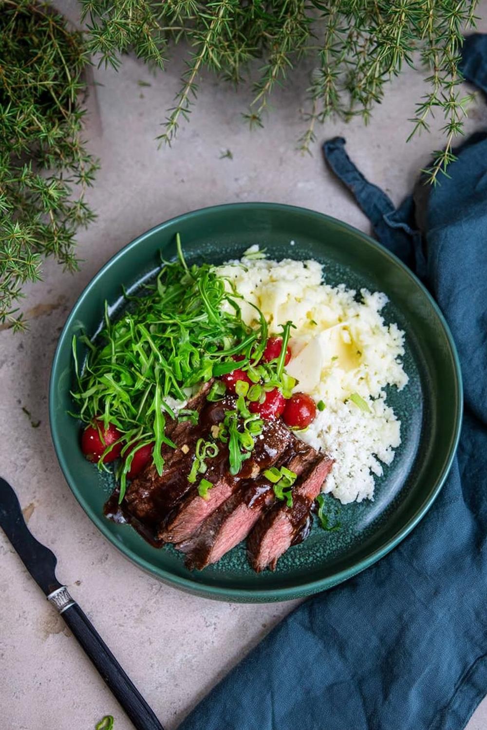 Biff med rucola och ost