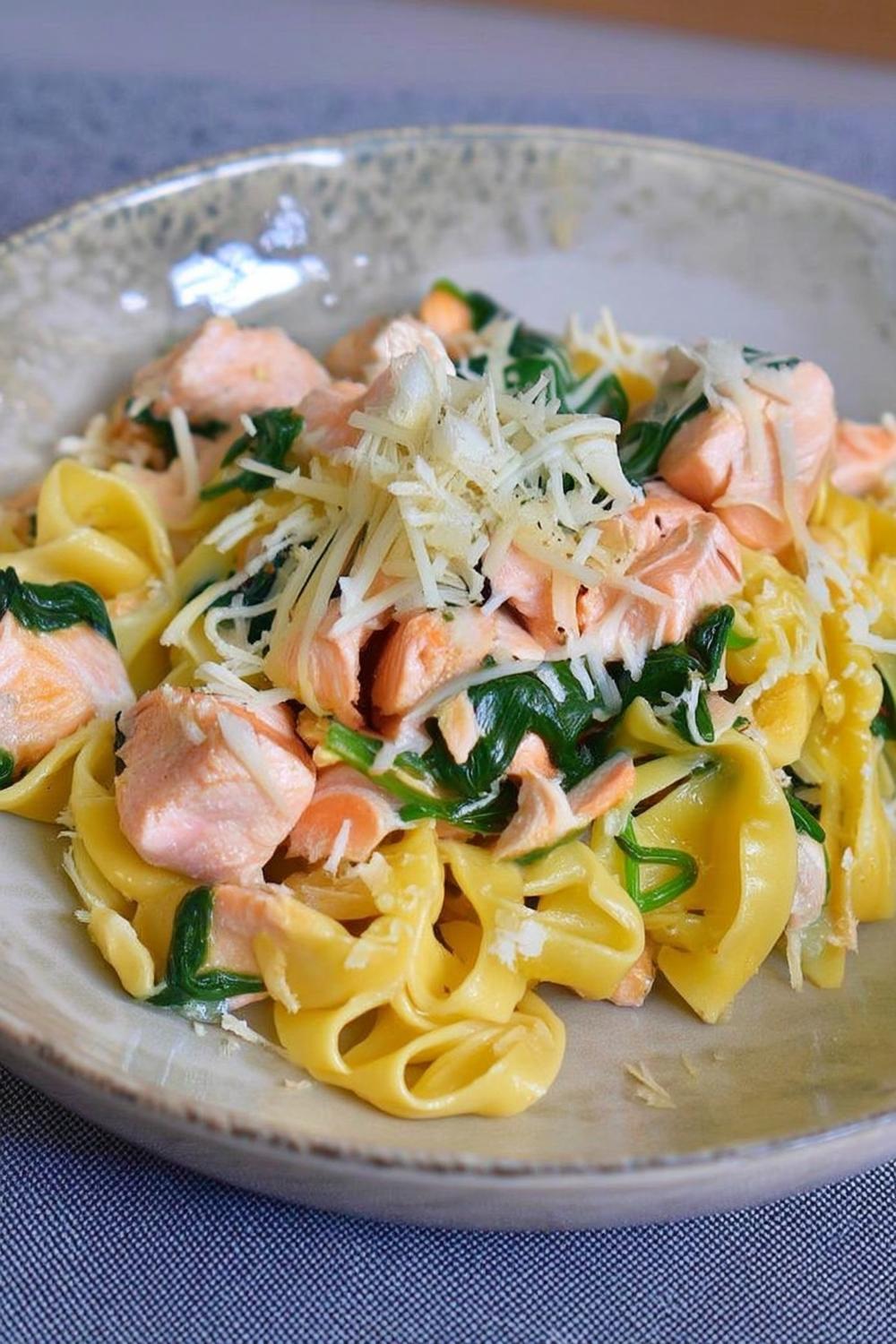 Laxpasta med spenat