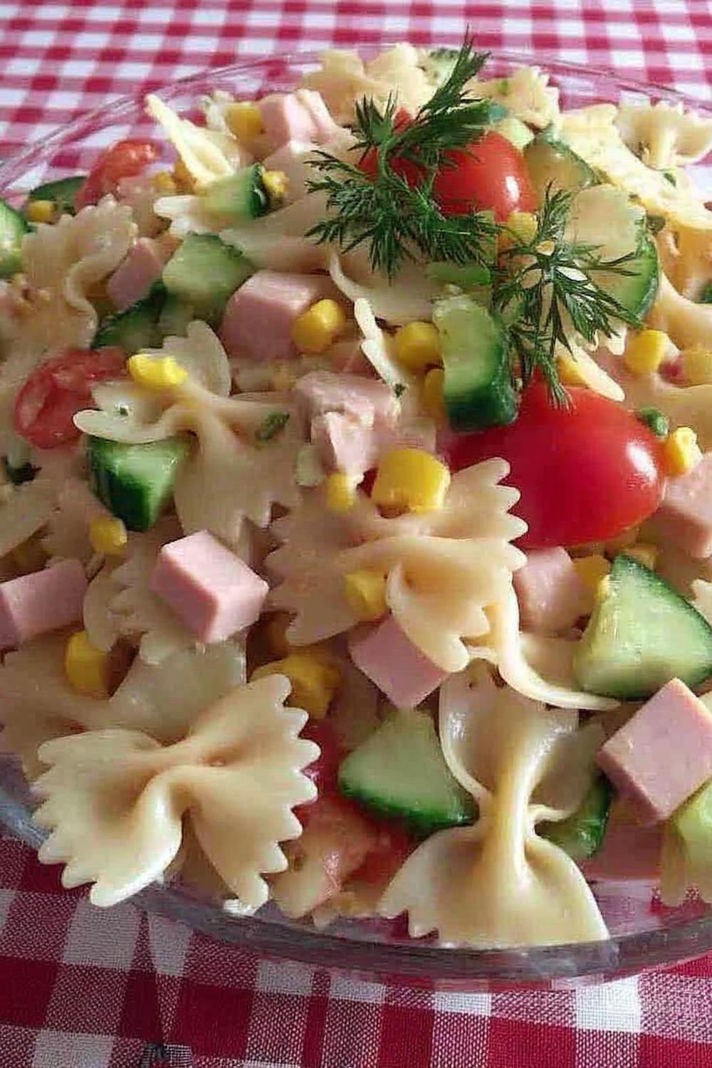 Färgglad pastasallad med skinka