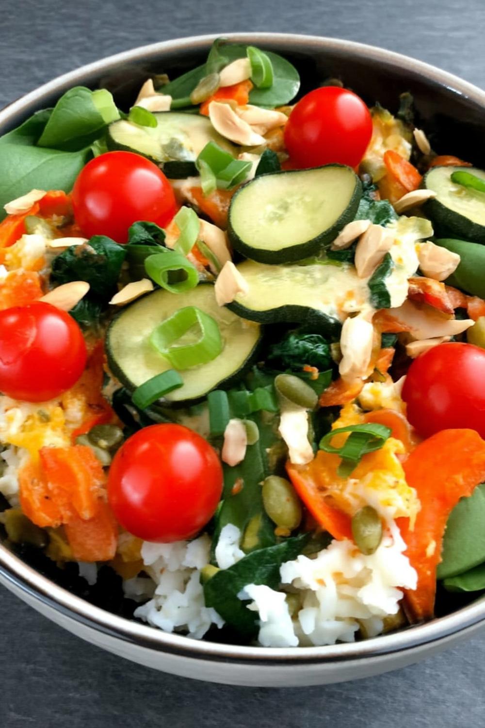 Färgstark bowl med grönsaker