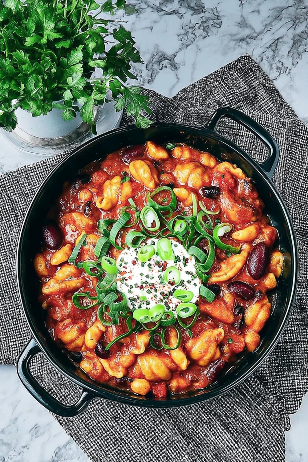 Krämig bönchili med gräddfil