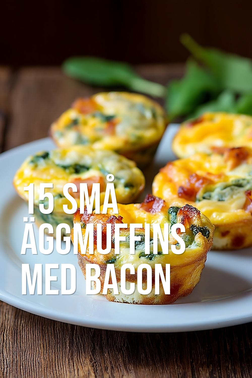 Små äggmuffins med bacon