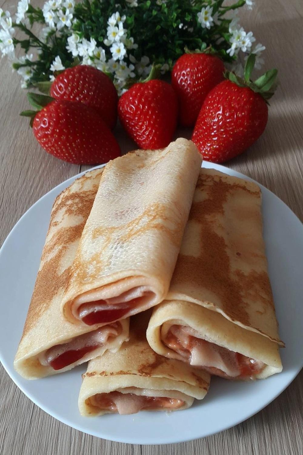 Jordgubbsfyllda japanska pannkakor