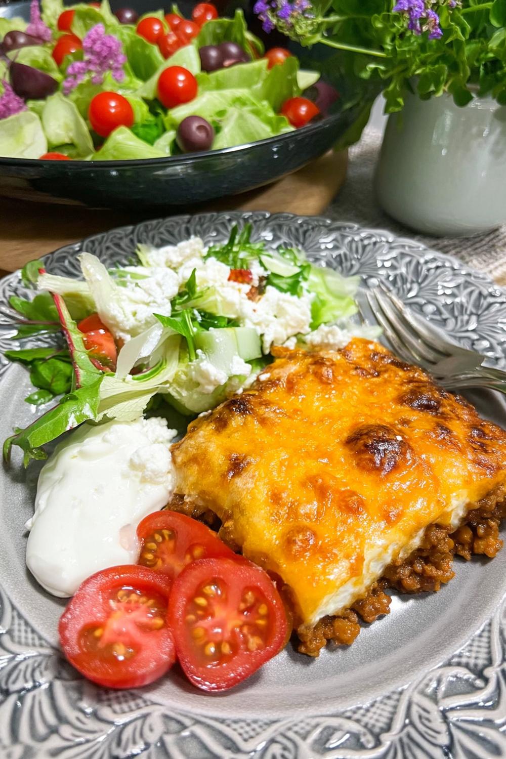 Lasagne med färgglad sallad