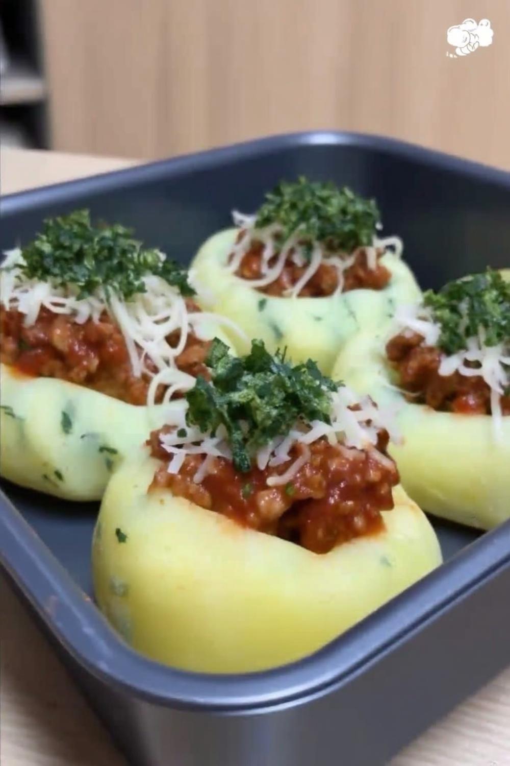 Fyllda paprikor med tomatsås